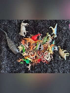 Assorted 🦎& 🦖 Toy Figures - Mixed Colors - approximate 100 animals